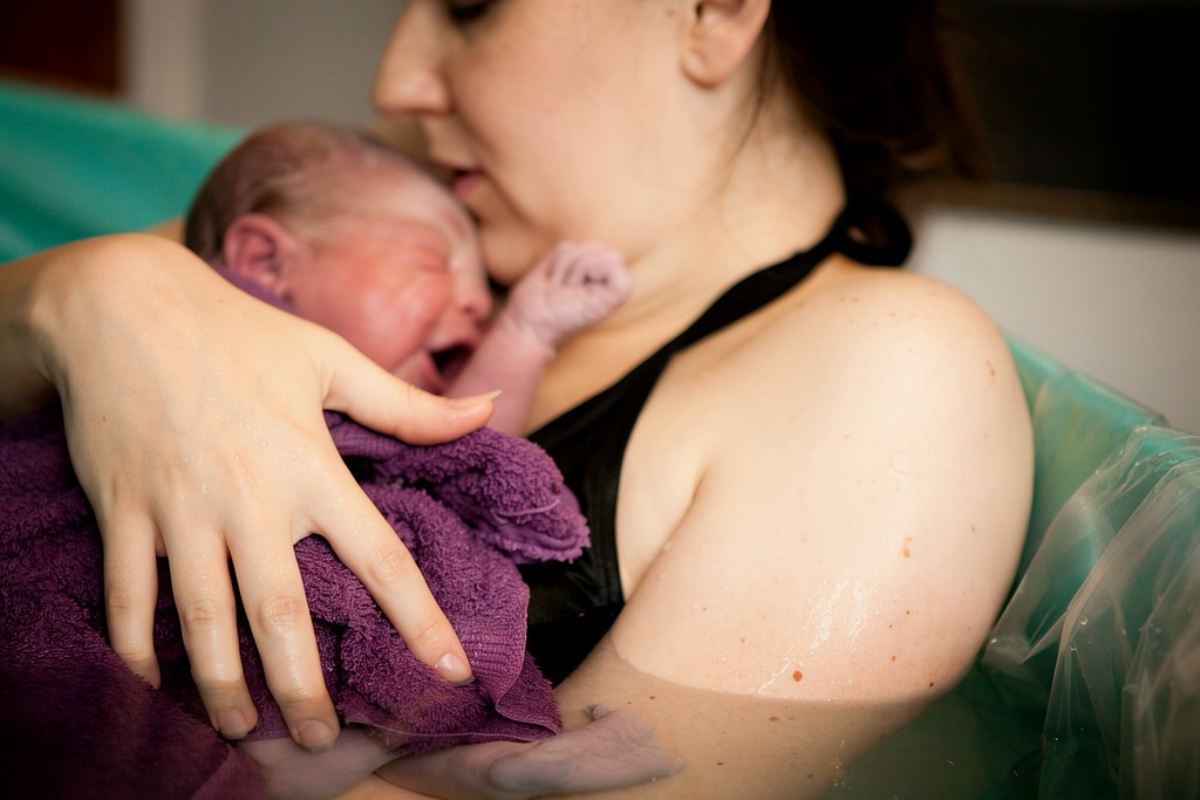 Accouchement dans l'eau : bienfaits, risques et déroulement complet